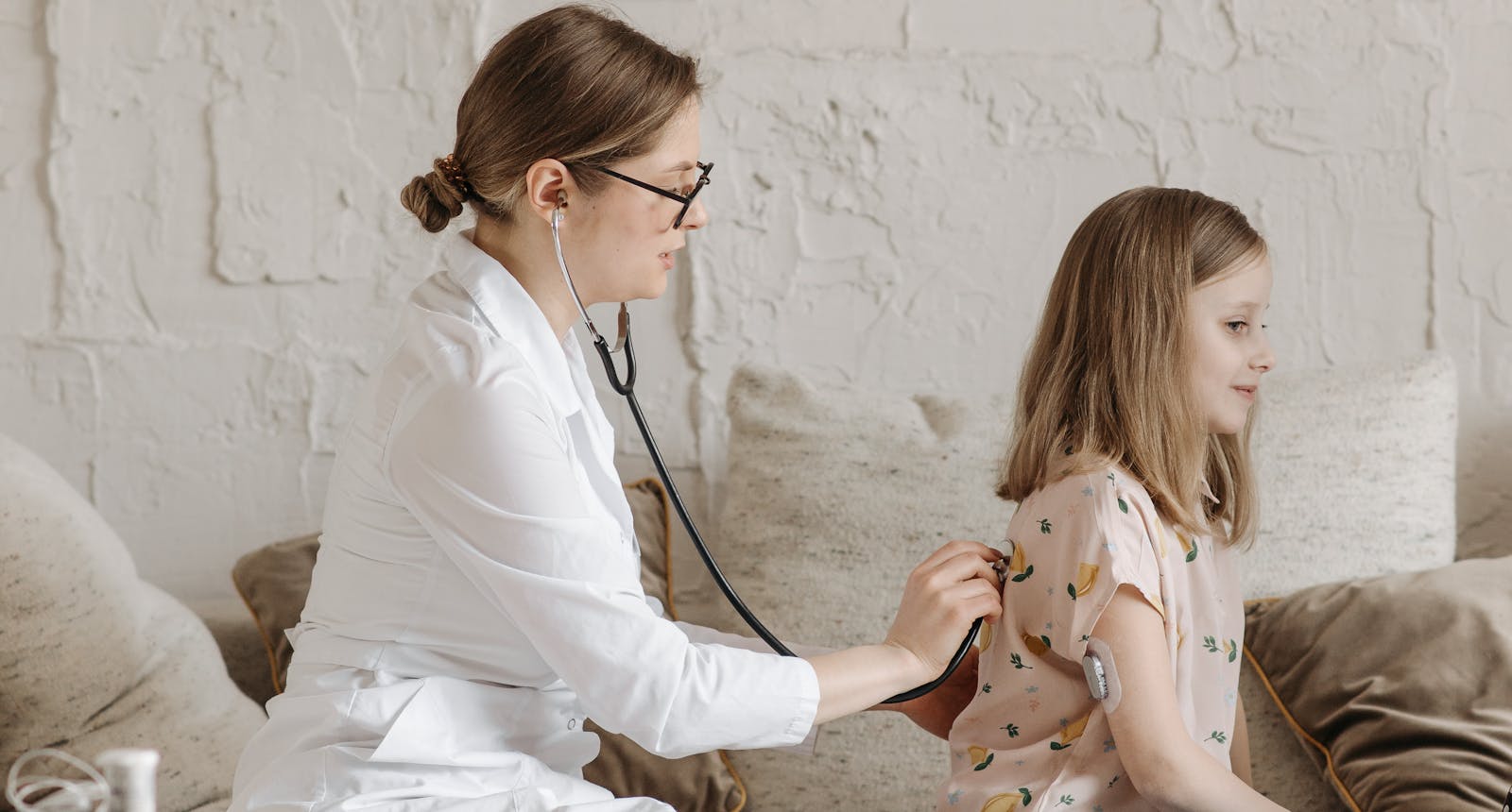 Arzt und Familie im freundlichen Gespräch