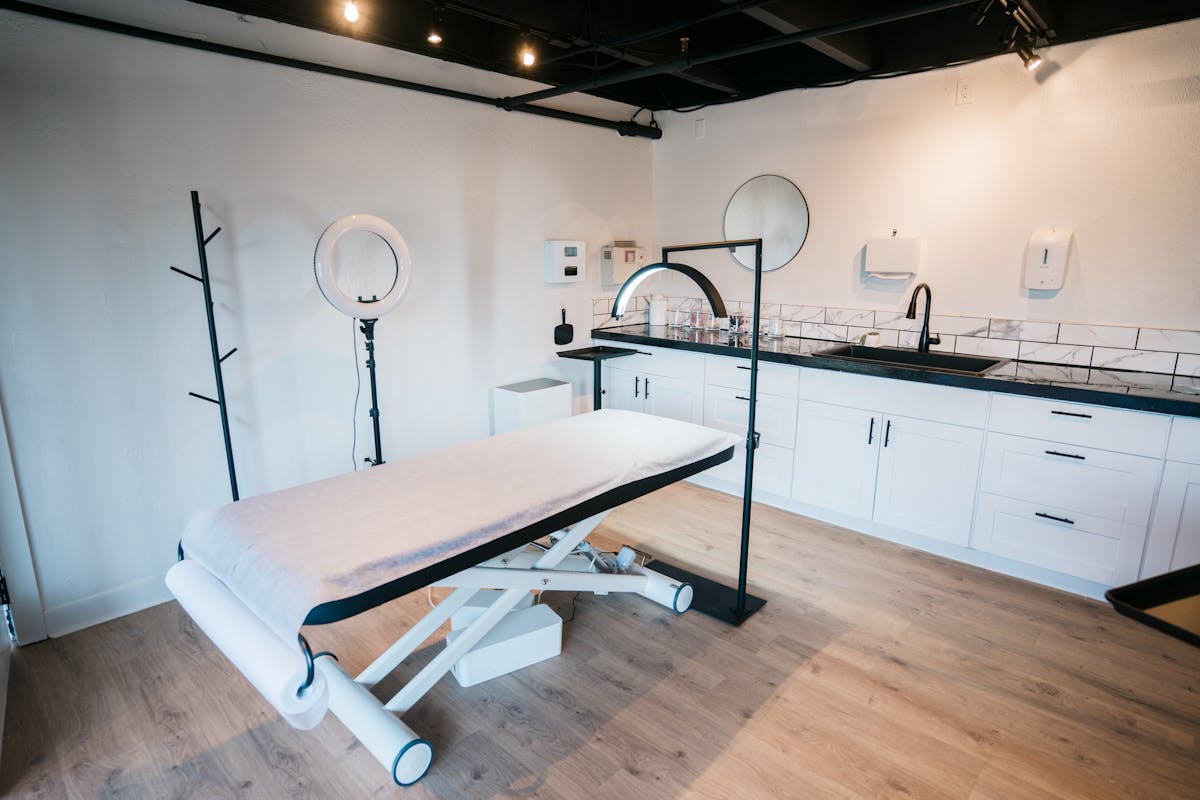 Behandlungsraum mit moderner Ausstattung